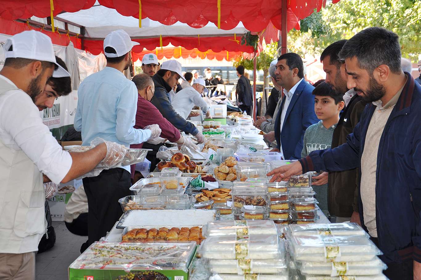 Umut Kervanı Batman’da yetim ve muhtaçlar için kermes açtı